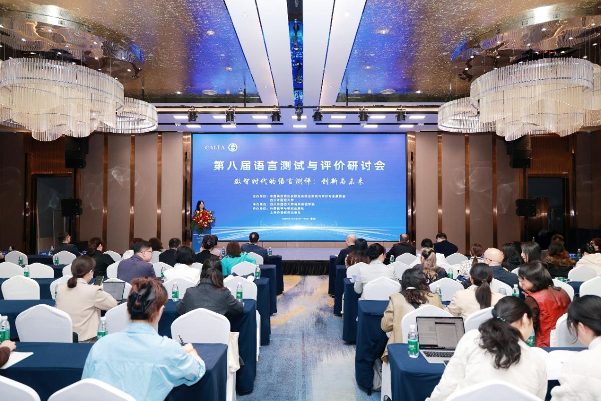 人们在看台上的人群 AI 生成的内容可能不正确。