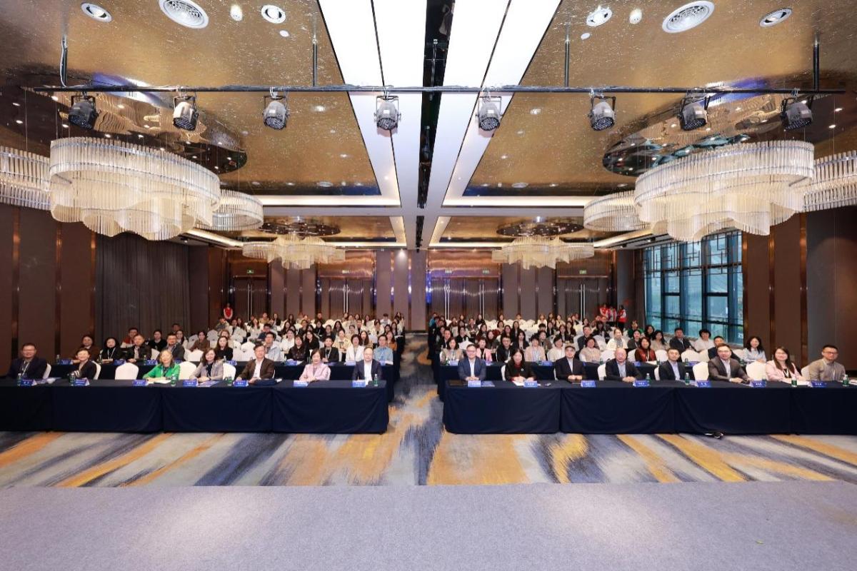 人们在室内玩滑板 AI 生成的内容可能不正确。